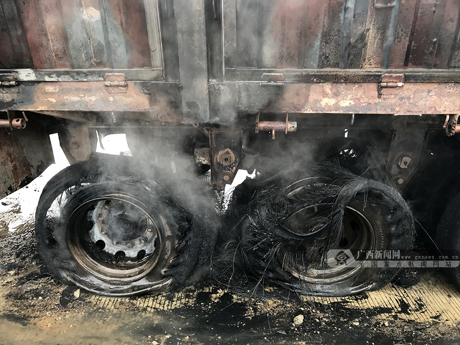 重型货车行驶途中突然起火 轮胎被烧得面目全非