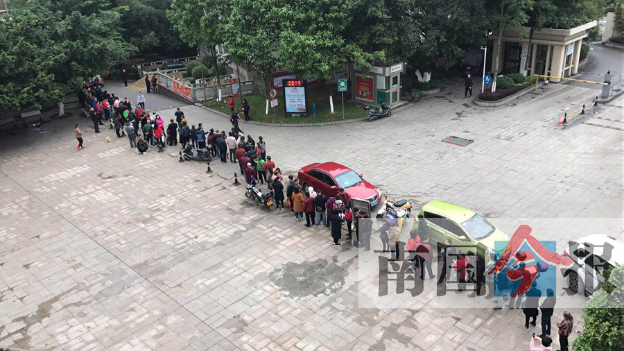 柳州在水一方小区停车难 业主半夜排队"抢车位"