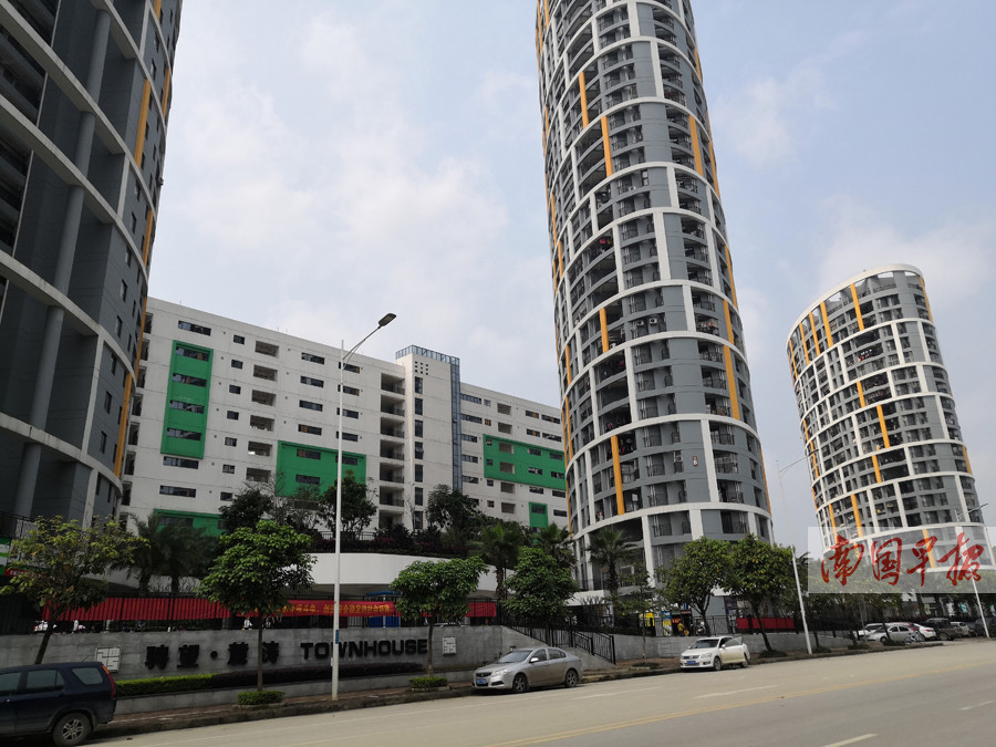 尽早拿到不动产权证,是骋望麓涛小区部分业主的愿望.