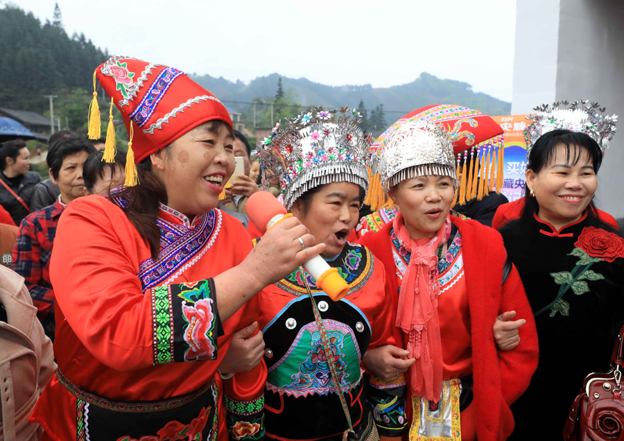 柳州市融安县群众唱山歌喜迎"壮族三月三"(图)