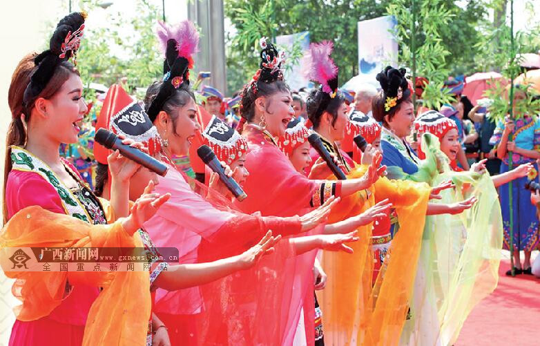 马若云,侯玉华,唐晓玲,张永兰,李思宇等"刘三姐"扮演者,合唱了《山歌