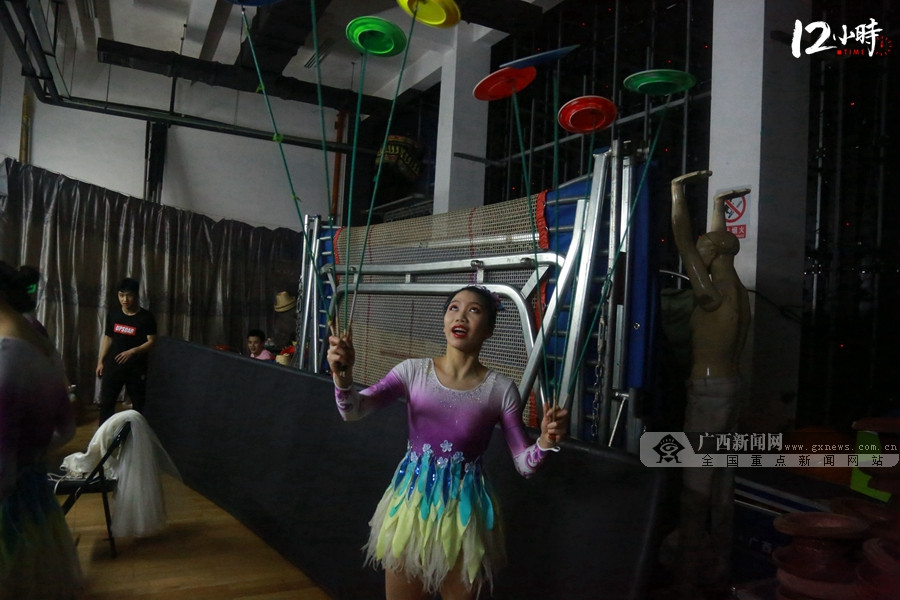 【12小时】上春晚,出国巡演 广西这对双生姐妹花:双脚蹬出杂技梦