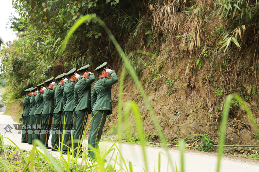 河池：武警官兵缅怀战友陈卓伟(组图)