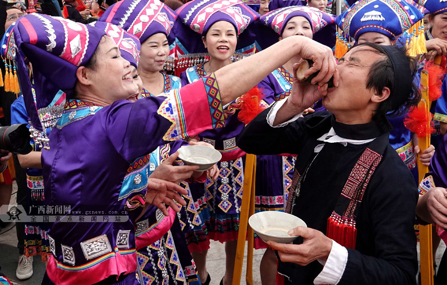 高清:大化群众"笑酒"豪饮喜闹传统佳节-广西新闻图集
