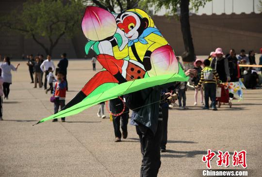 图为风筝爱好者制作的西游记主题风筝.张一辰 摄