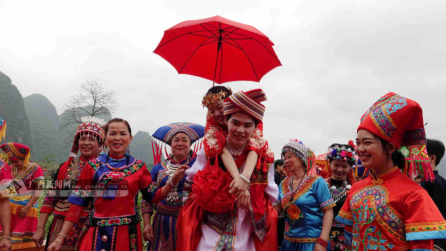 高清:都安婚俗展演欢度"壮族三月三" (2/10)