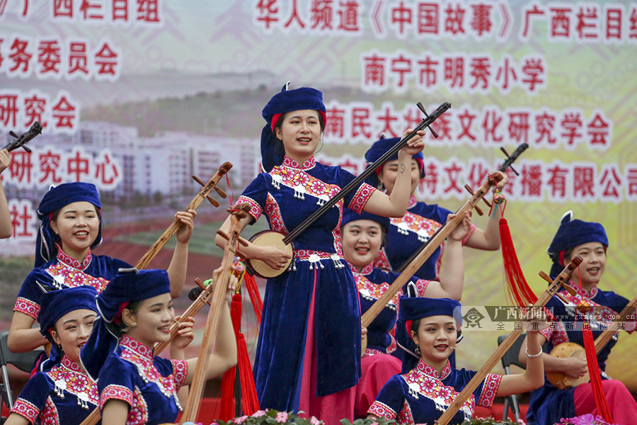 壮族天琴表演. 罗 康/摄