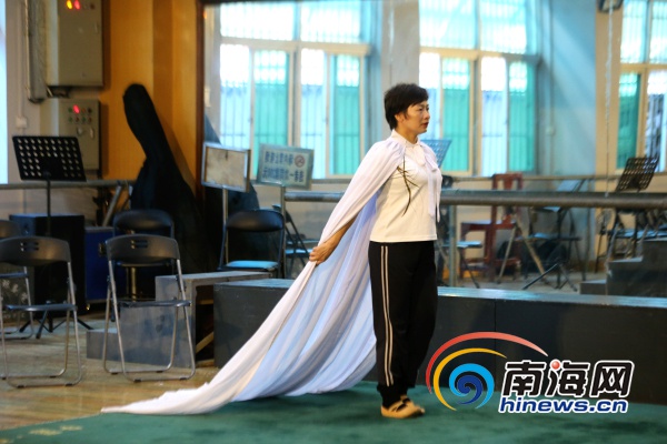 为了竞逐第29届中国戏剧梅花奖,省琼剧院国家一级演员林川媚独自排练.