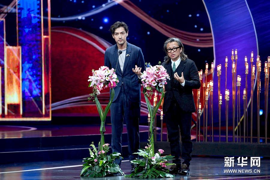 4月13日,嘉宾陈可辛(右),胡歌在开幕典礼上.新华社记者 鞠焕宗 摄