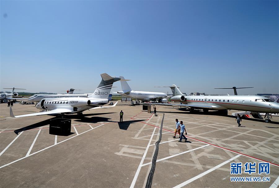 参展公务机在上海虹桥机场停机坪安放就位(4月15日摄).