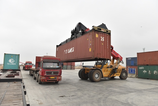 "陆海新通道"开辟新线 出口印度专列抵达钦州港