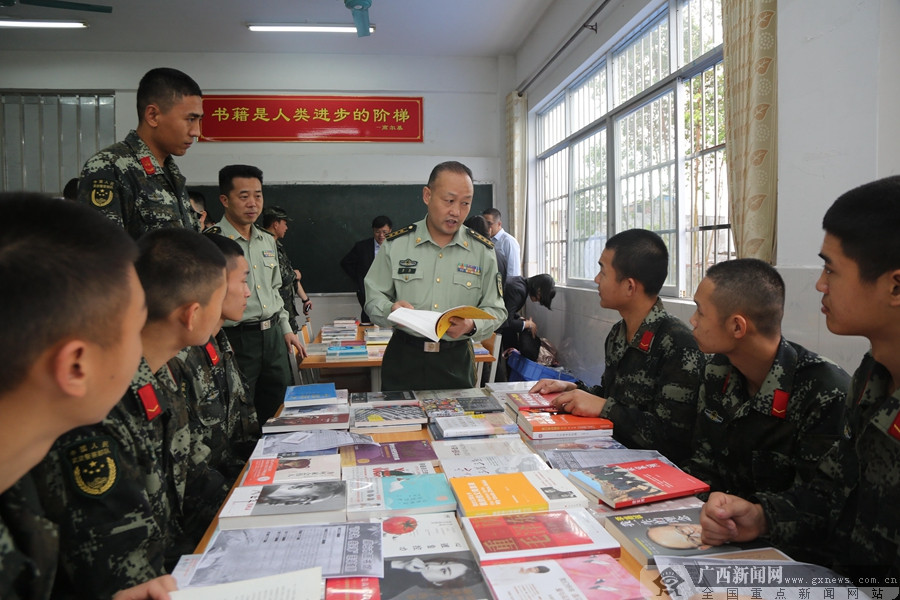 崇左:流动图书进军营 文化拥军暖兵心(组图) (1/8)