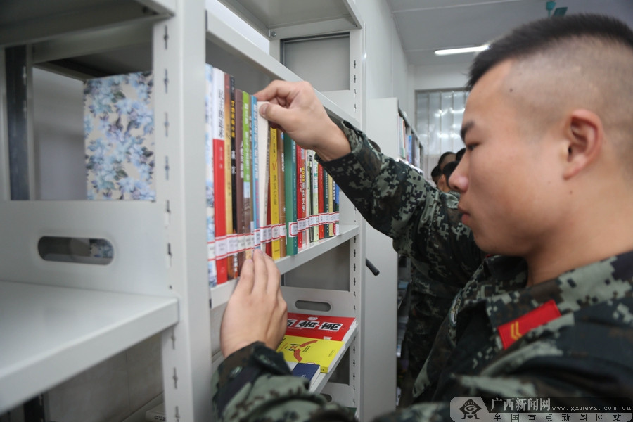 崇左:流动图书进军营 文化拥军暖兵心(组图)-广西新闻图集