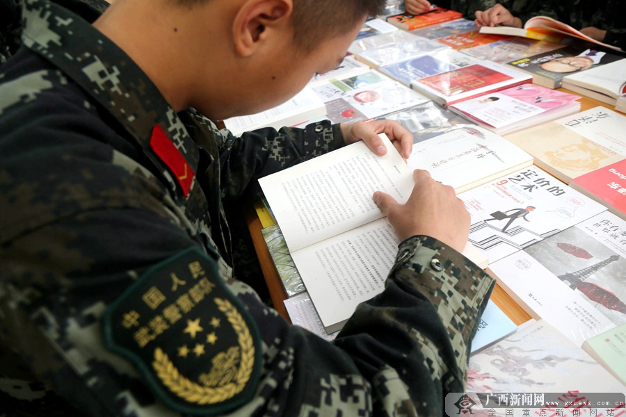 崇左:流动图书进军营 文化拥军暖兵心(组图)-广西新闻图集