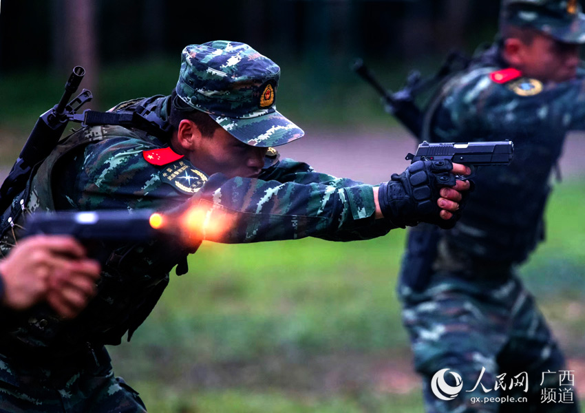 特战队员进行手枪快速射击