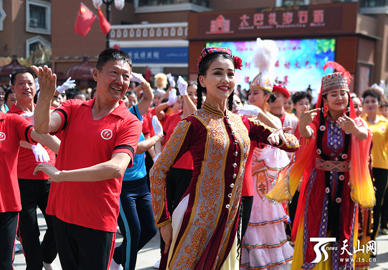 乌鲁木齐国际大巴扎步行街:共跳健身操 点赞新时代