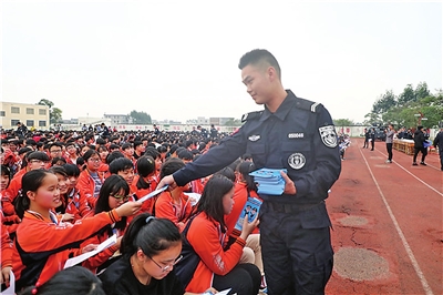 贵港市覃塘区扫黑除恶宣传进学校