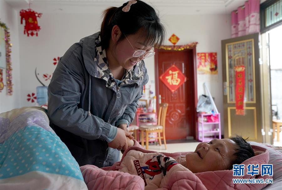 殷自玉:久病床前有孝女 照顾母亲十九年