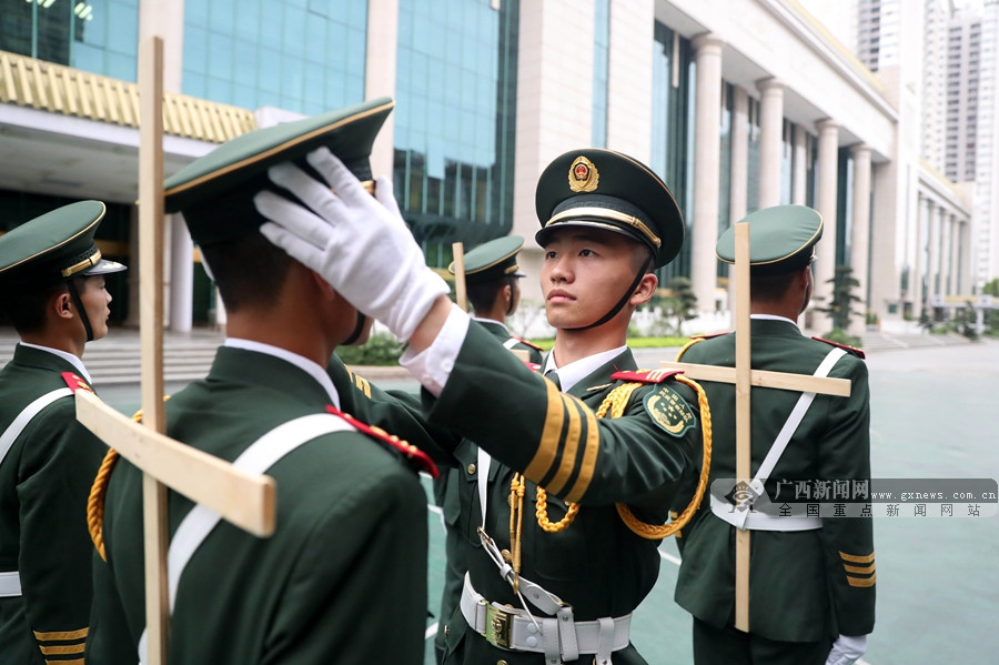 【高清】走进武警国旗班:国旗,我把青春献给你|手机广西网