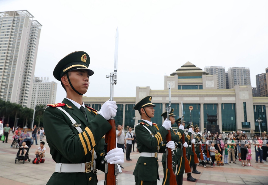 【高清】走进武警国旗班:国旗,我把青春献给你|手机广西网
