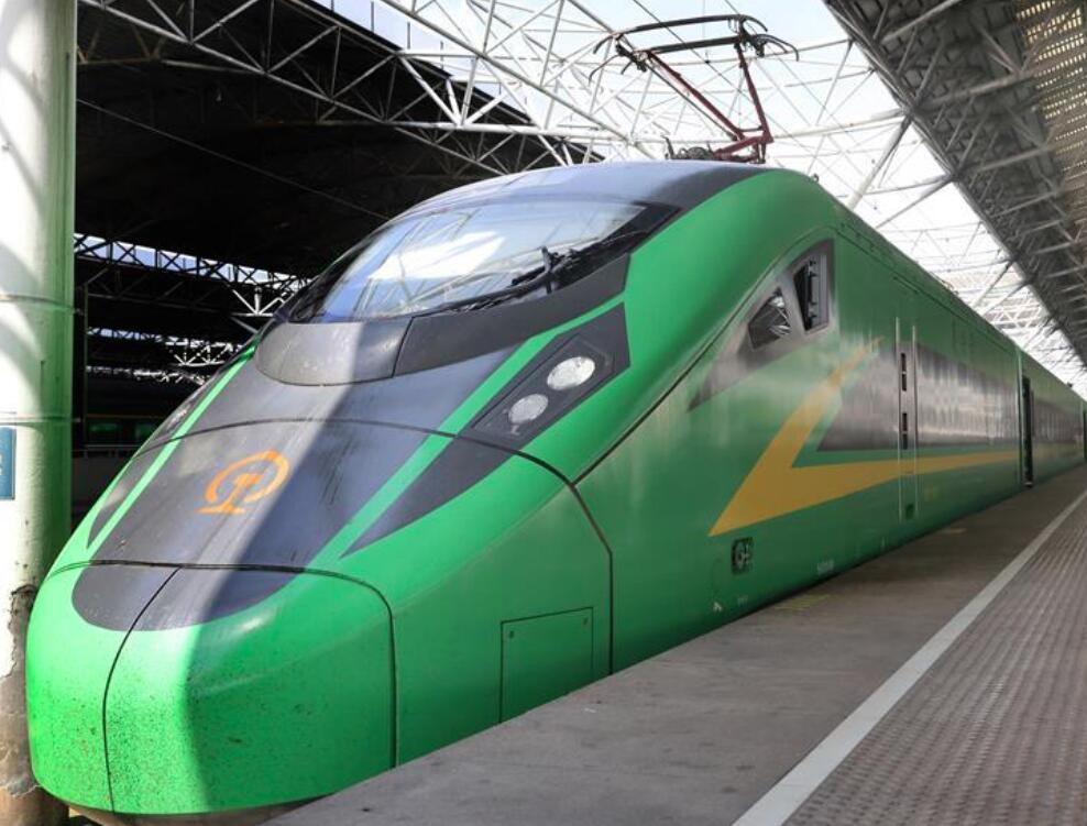 上海复兴号绿巨人助力假期客运服务