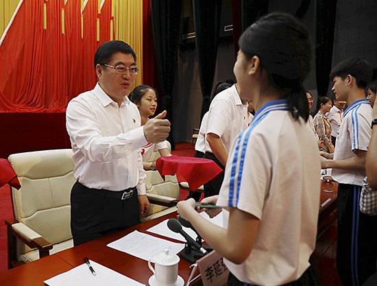 防城港市纪念五四运动100周年大会举行