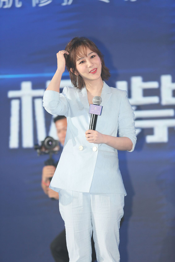 杨紫天蓝西装look显知性干练挠头露甜笑可爱