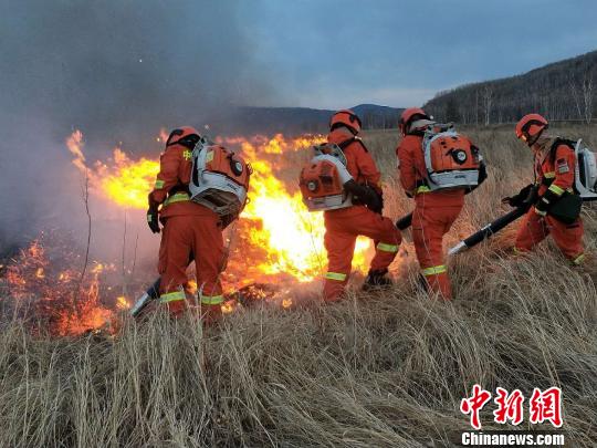 内蒙古呼伦贝尔发生森林火灾 消防队员前往扑救