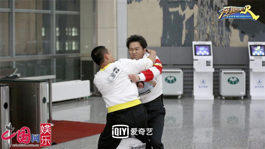 李晨王彦霖撕名牌