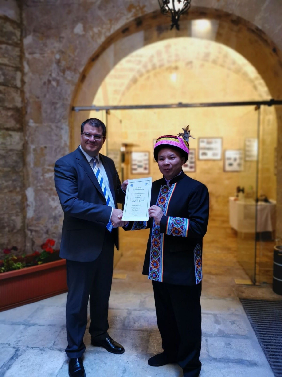 上林县县长蓝宗耿(右)领取相关证书