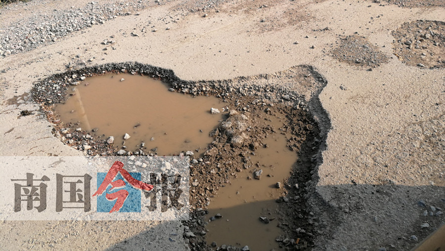 鹿寨通往象州一县乡道路布满炮弹坑居民盼修复