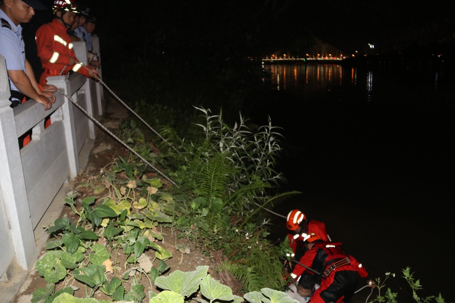 百色一男子夜间跳河轻生 消防紧急施救成功救人