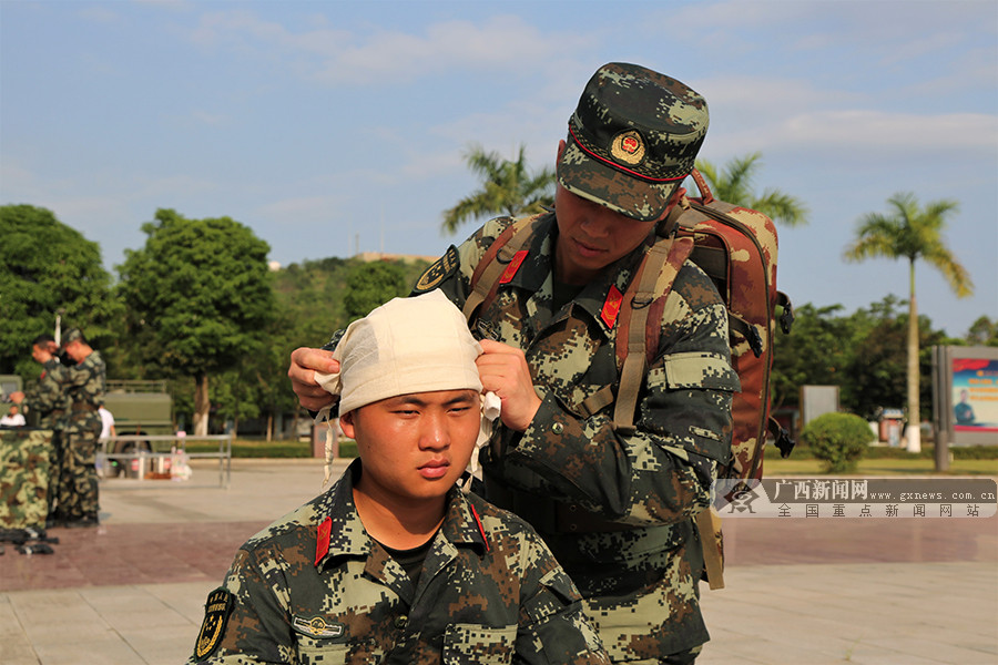 图为后勤兵进行战地包扎止血 广西新闻网通讯员 盛磊 杨瑞 李章禄供图