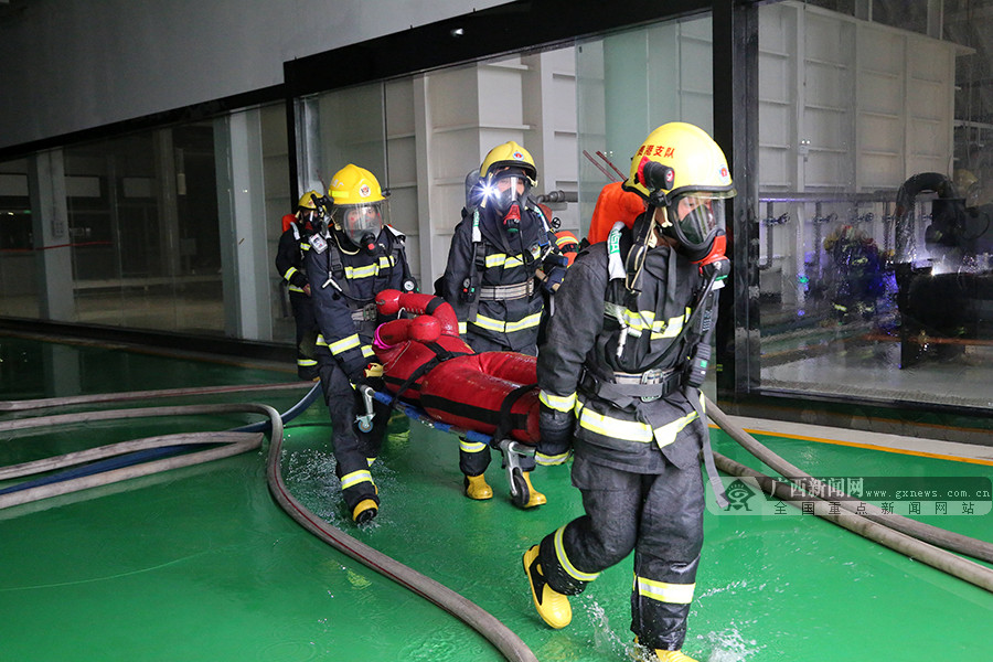高清组图广西消防总队举行大型灭火救援综合演练36