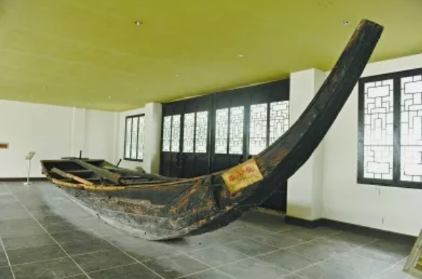 强渡大渡河纪念馆里摆放的渡船仿制品.景一鸣摄