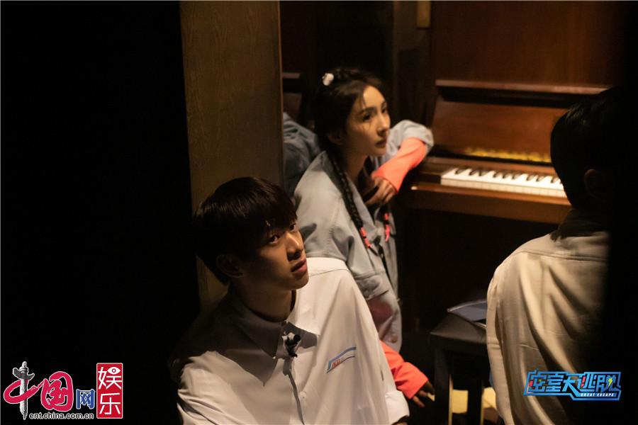 《密室大逃脱》杨幂连开三锁 魏大勋马桶掏钥匙 (4)