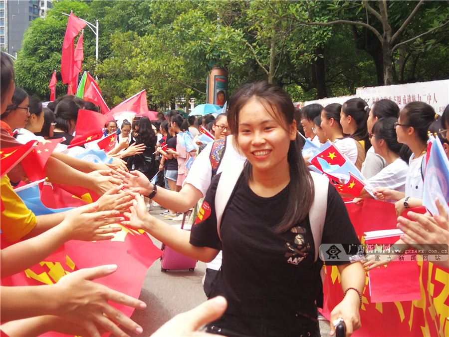 低年级同学和高三学长学姐们一一击掌,为他们加油鼓劲.