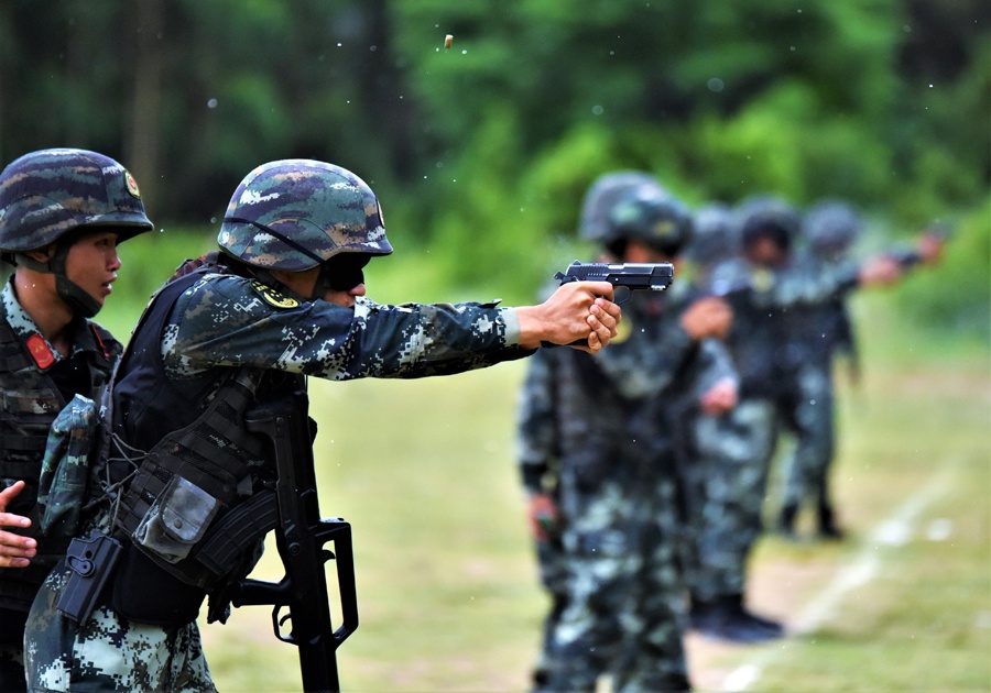 特战队员快反射击火力全开(组图)