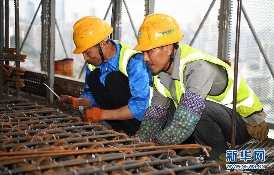 6月5日,建筑工人在重庆万科超高层项目二期塔楼施工现场作业.