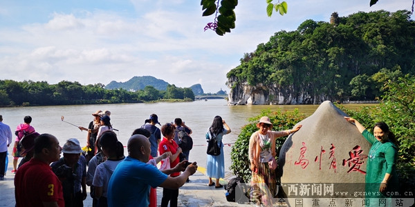 游客在象山景区拍照留念.广西新闻网记者陈创明摄