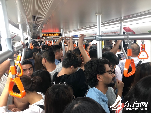 突发!上海地铁7号线早高峰3站开了半小时 称因"列车紧急装置动作"