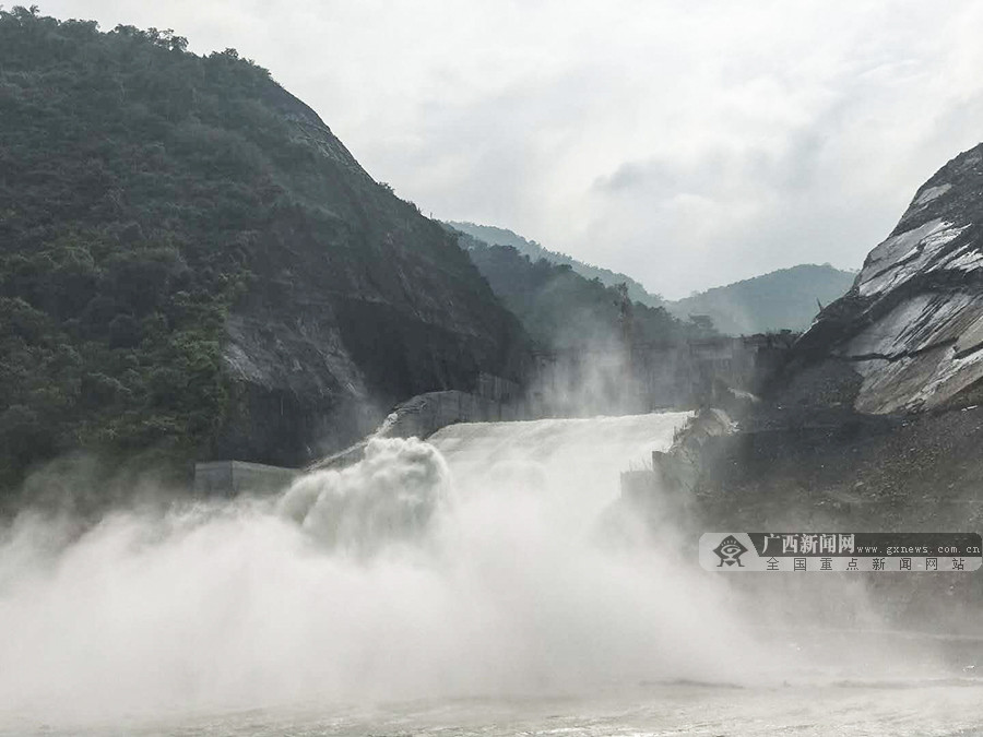 壮观!田林瓦村水电站大坝行洪场景惹人围观(图)