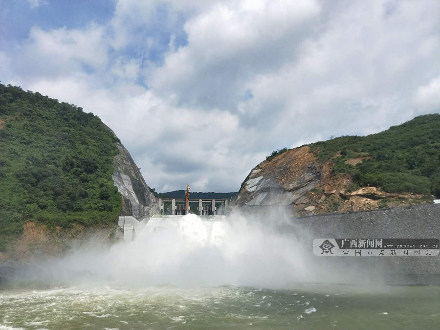 田林瓦村水电站大坝行洪场景惹人围观(图) (1/3)