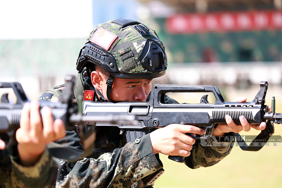 高清组图高温酷暑下武警官兵实弹射击训练正酣811