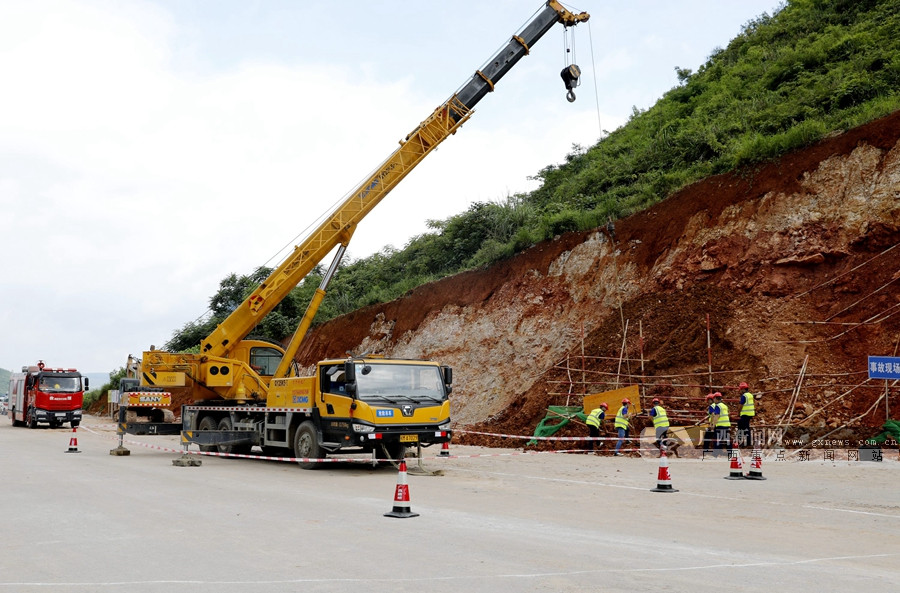 罗城开展高速公路坍塌事故应急救援联合演练(图)