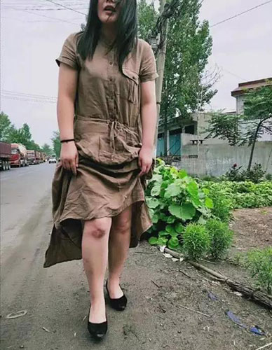 照片上的女子双腿