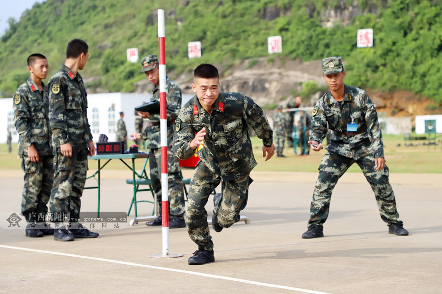 武警官兵正在进行30×2蛇形跑项目竞赛.