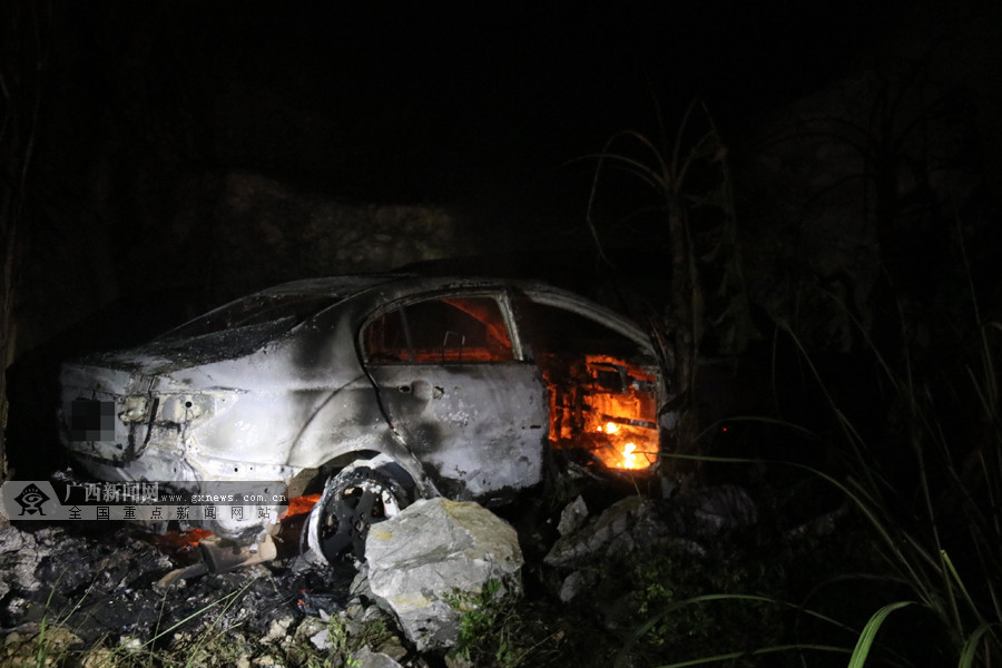 天等一小车撞上路边石头起火 消防5分钟扑灭(图)-广西新闻图集