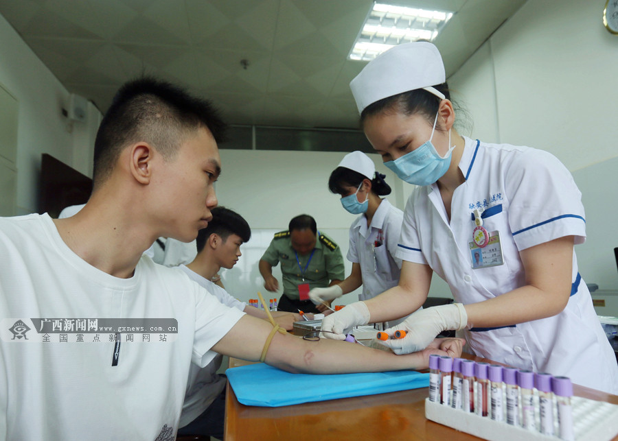 广西融安百余名适龄大学生接受应征体检