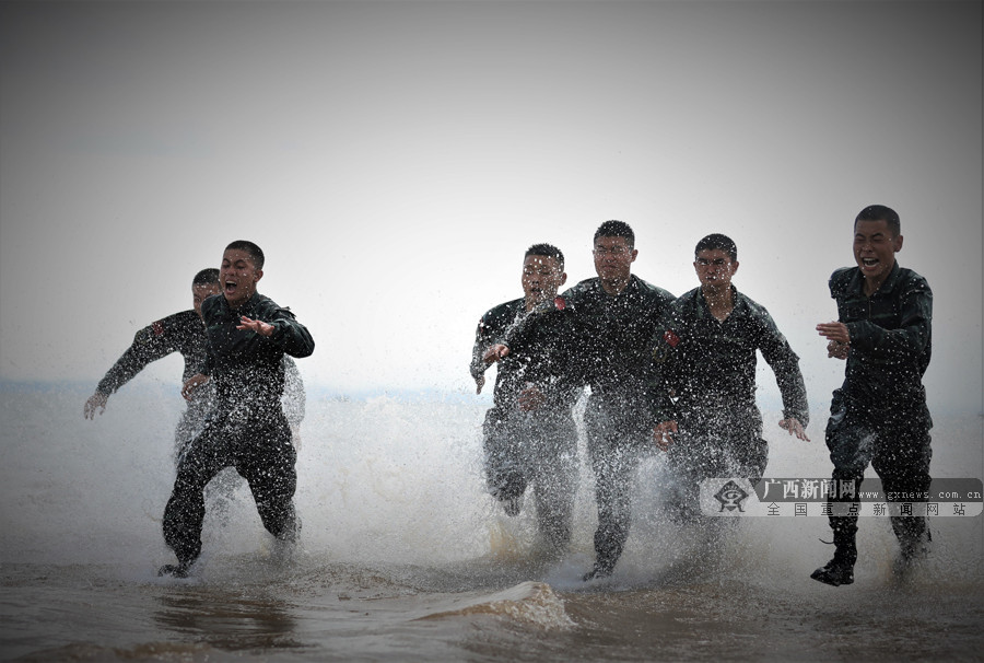 高清:劈波斩浪砺精兵 直击武警特战队员海训现场|手机广西网